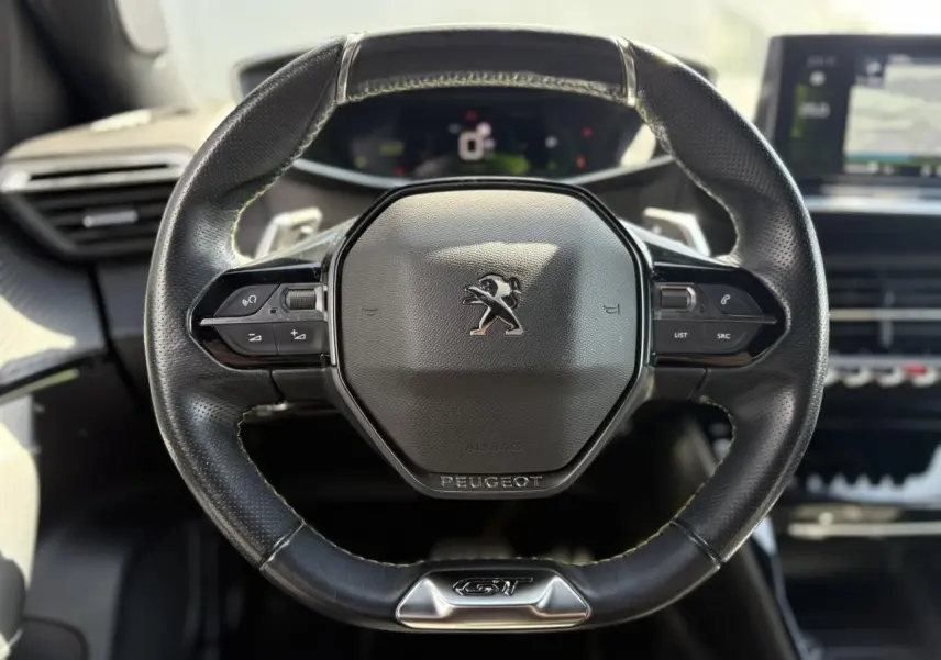 Volant compact cuir noir avec badge GT et commandes multimédia, intérieur Peugeot 2008 1.5 BlueHDI 130 EAT8 GT.