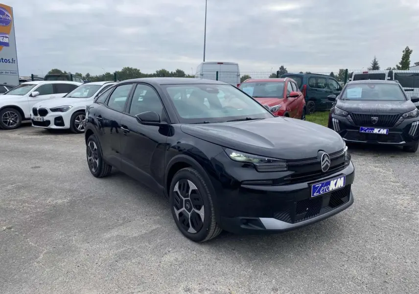Citroën C4 hybride noire Perla Nera vue 3/4 avant droit, avec jantes spécifiques et calandre moderne.