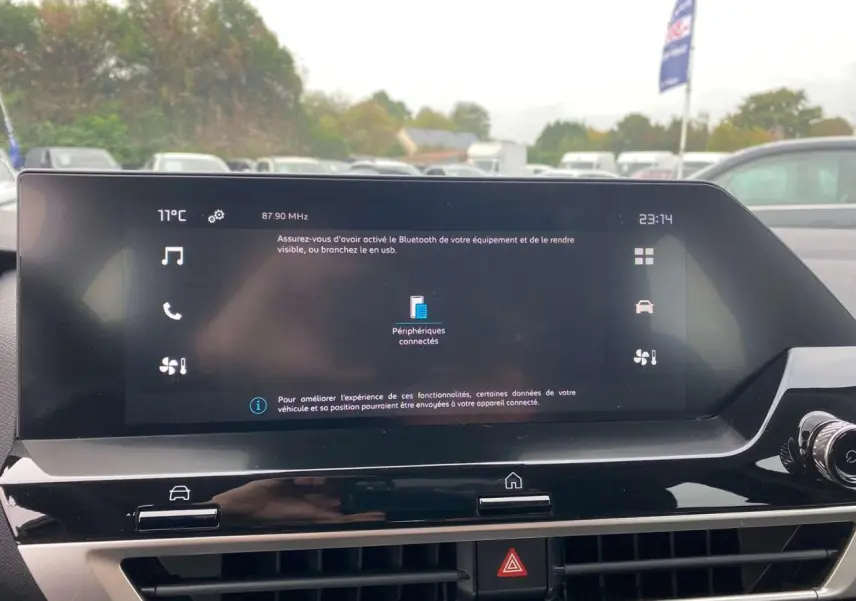 Écran tactile central du tableau de bord de la Citroën C4 hybride 2025, affichant les connexions Bluetooth et la température extérieure.