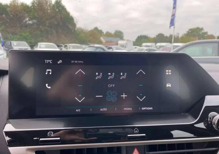 Écran tactile central de la CITROEN C4 hybride 2025 affichant les commandes de climatisation, intérieur noir.