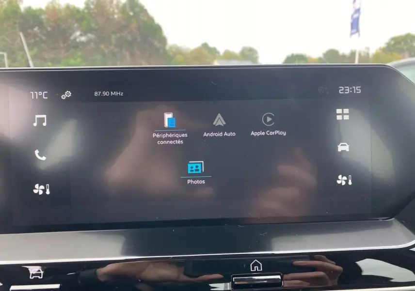 Écran tactile central affichant Android Auto et Apple CarPlay dans une Citroën C4 noire, vue intérieure avant.