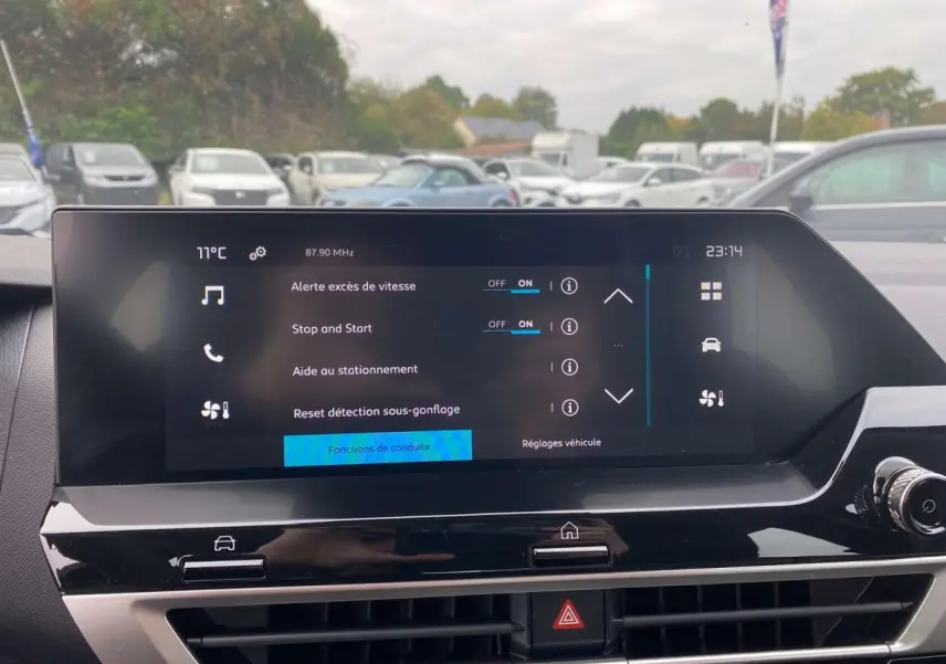 Écran tactile central du tableau de bord de la Citroën C4 hybride 2025, affichant les réglages d'aide à la conduite.