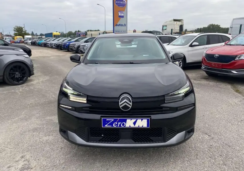 Vue frontale d'une Citroën C4 noire Perla Nera avec calandre épurée et phares LED distinctifs.