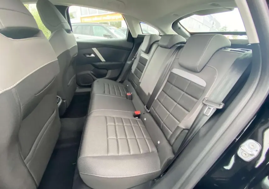 Vue intérieure côté droit sur la banquette arrière noire du Citroën C4 Nouvelle Hybride 145 E-DCS6 Plus + 2025.