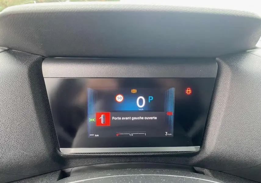 Affichage numérique du combiné de bord de la Citroën C4 hybride 2025, indiquant porte avant gauche ouverte.