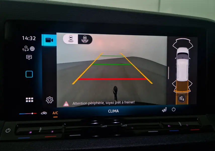 Écran tactile du système multimédia du Volkswagen Caddy Maxi blanc, affichant la radio France Culture en intérieur.