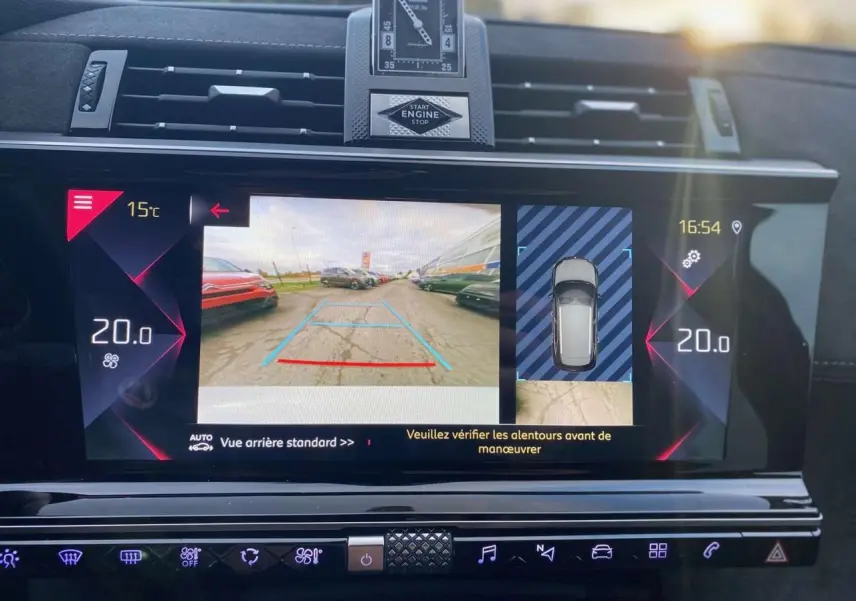 Écran central du DS7 Crossback blanc 2022 montrant la caméra de recul et l'affichage de la température intérieure à 20°C.
