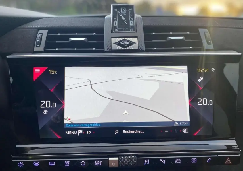 Vue rapprochée de l'écran tactile central et de l'horloge analogique du tableau de bord du DS7 Crossback blanc 2022.