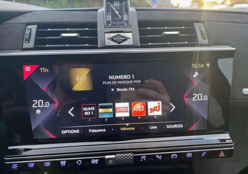 Tableau de bord du DS7 Crossback blanc 2022, vue frontale sur l'écran tactile et horloge analogique centrale.