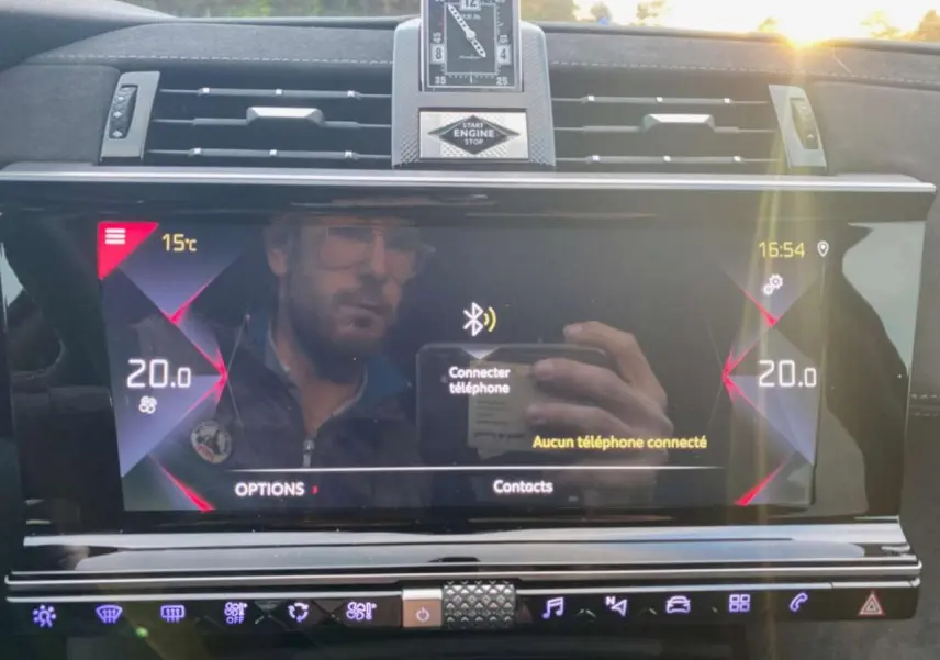 Vue rapprochée de l'écran tactile central et de l'horloge analogique du tableau de bord du DS7 Crossback blanc 2022.