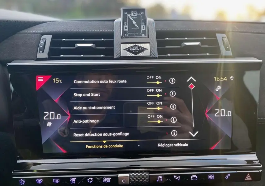 Vue rapprochée de l'écran tactile central et de l'horloge analogique du tableau de bord du DS7 Crossback blanc 2022.