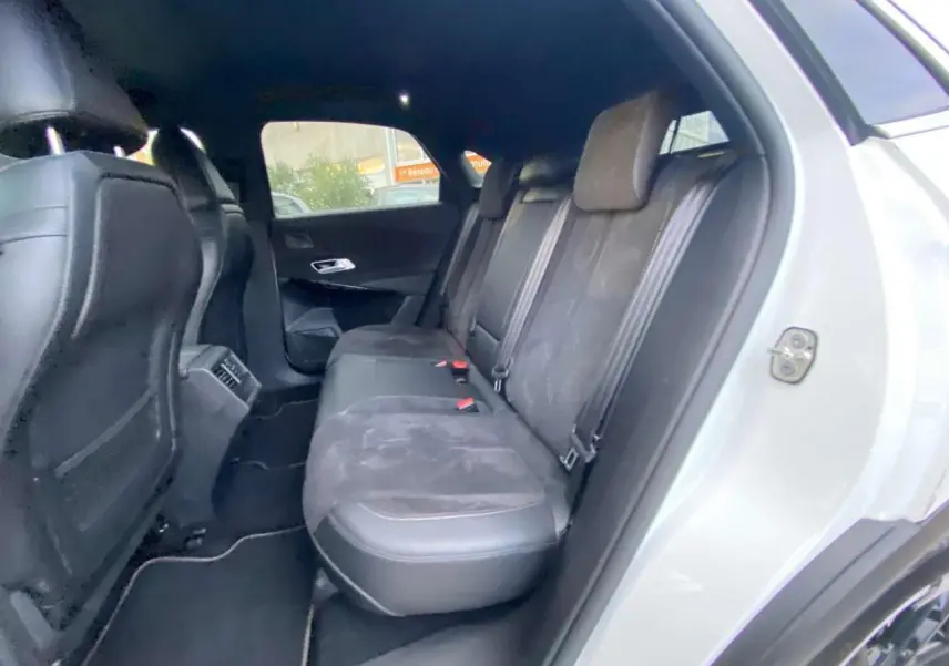 Vue intérieure arrière côté droit du DS7 Crossback blanc 2022 montrant les sièges arrière en cuir et alcantara noirs.