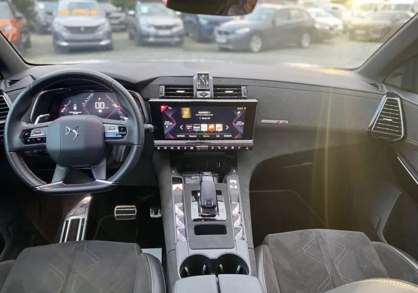 Intérieur du DS7 Crossback blanc 2022, vue avant centrée sur le tableau de bord et la console centrale avec écran tactile.