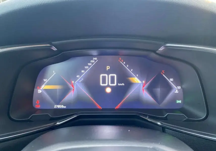 Tableau de bord numérique du DS7 Crossback 2022, affichage digital avec vitesse à 0 km/h et compte-tours stylisé.