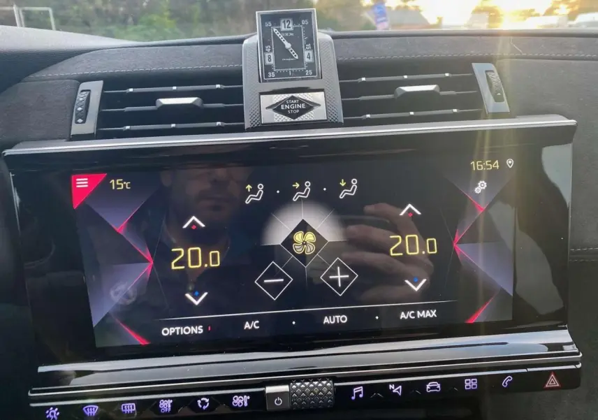 Écran tactile central du tableau de bord du DS7 Crossback blanc 2022, affichant la climatisation à 20°C.
