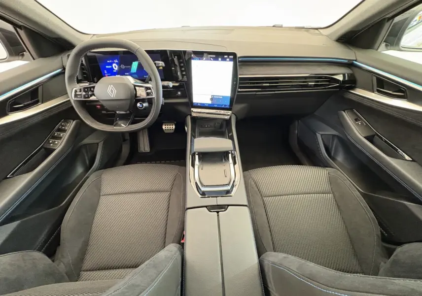 Vue intérieure avant du Renault Espace esprit Alpine 2025, avec volant suédé, écran tactile vertical et sièges noirs.