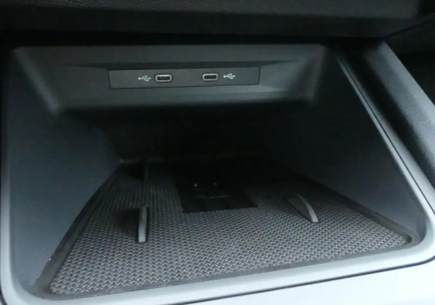Gros plan sur la console centrale noire du CUPRA Formentor 2025 montrant deux ports USB-C intégrés.