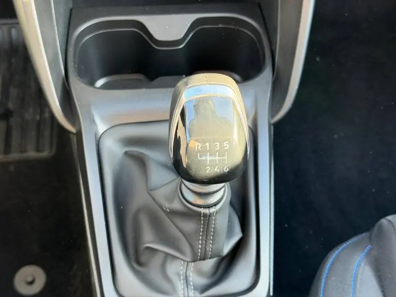 Vue rapprochée du levier de vitesses manuel noir de la Citroën C3 1.2 Turbo 100ch PLUS 2025, intérieur sobre.