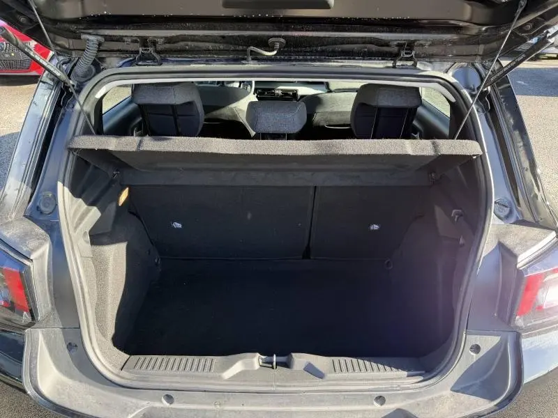 Coffre ouvert vu de l'arrière d'une Citroën C3 1.2 Turbo 100ch PLUS 2025 en Noir Perla Nera, intérieur noir spacieux.