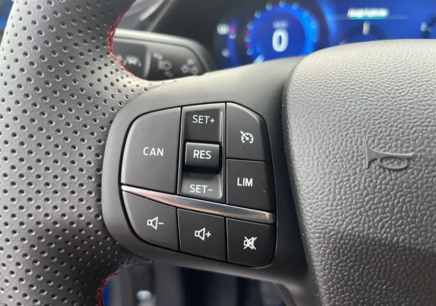 Gros plan sur les commandes du régulateur de vitesse au volant perforé du Ford Puma 2022 finition ST Line.