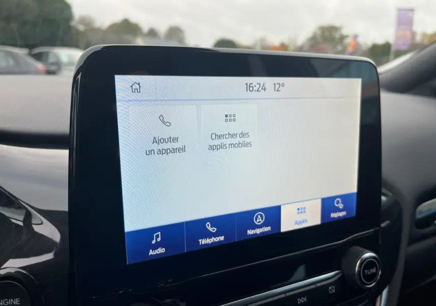 Écran tactile central du Ford Puma 2022 affichant les options de connexion et navigation, intérieur noir moderne.