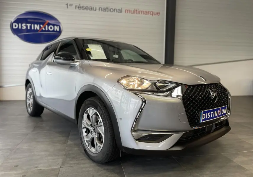 DS3 Crossback gris Artense en 3/4 avant droit, avec calandre noire distinctive et jantes alliage 17 pouces.