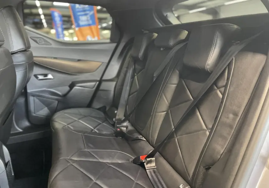 Vue latérale droite des sièges arrière en cuir noir matelassé du DS3 Crossback 2020 finition So Chic.