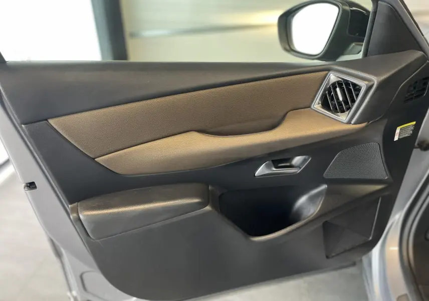 Vue rapprochée de la porte avant droite du DS3 Crossback gris Artense avec garniture noire et commande de vitre.