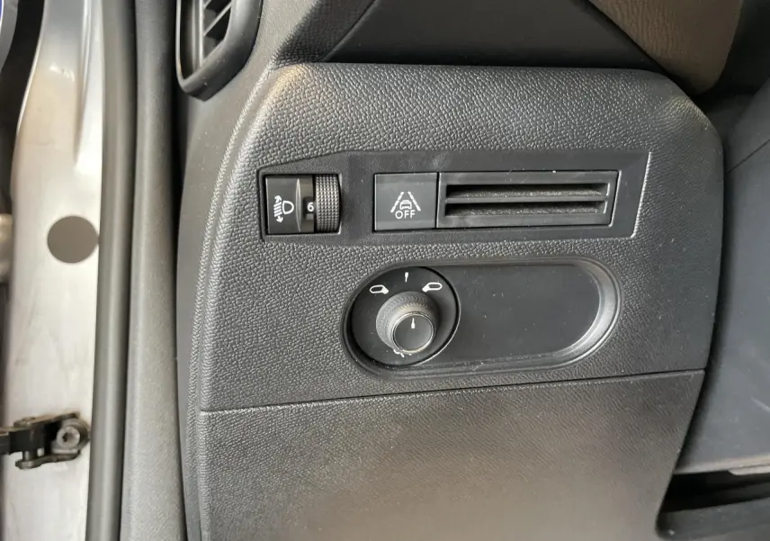 Détail du tableau de bord côté gauche du DS3 Crossback gris Artense, avec commandes d'éclairage et ventilation.