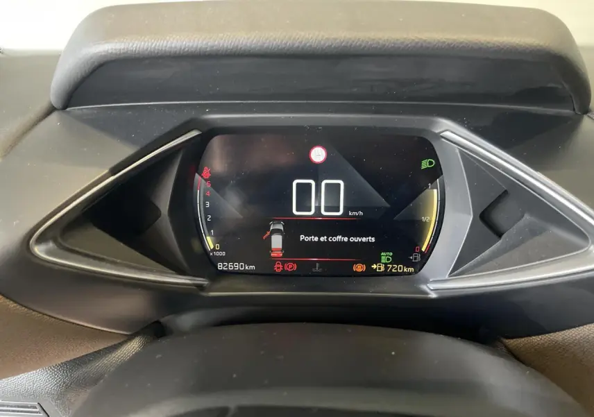 Tableau de bord numérique du DS3 Crossback 2020 affichant vitesse zéro et alertes d'ouverture de porte et coffre.