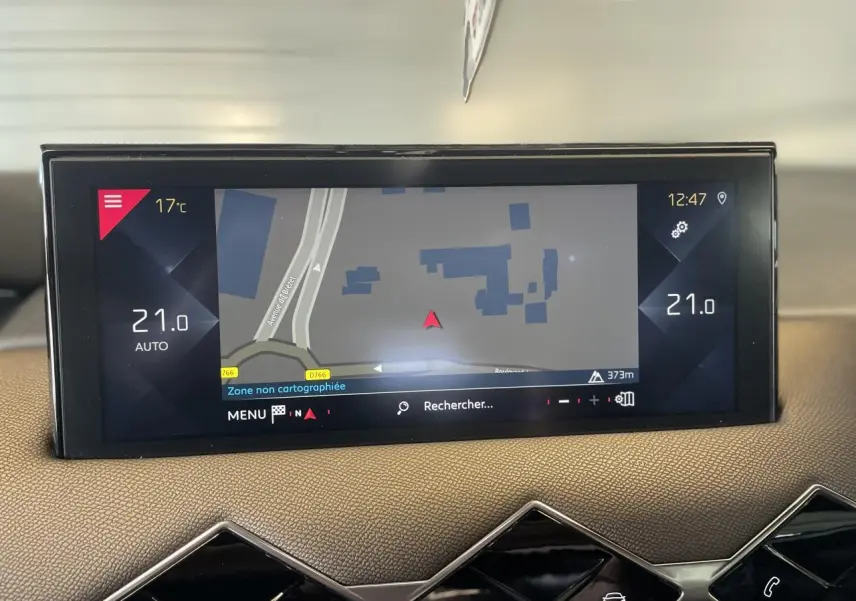 Écran tactile de navigation et climatisation affiché sur le tableau de bord cuir beige du DS3 Crossback So Chic 2020