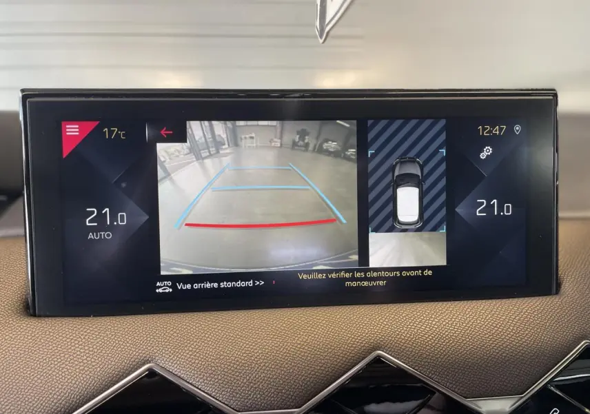 Écran tactile intérieur du DS3 Crossback affichant la caméra de recul et la vue 360° du véhicule