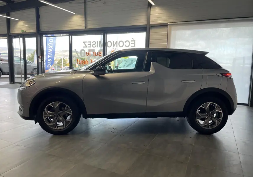 DS3 Crossback gris Artense vu de profil côté gauche, avec jantes alliage et toit noir contrasté.