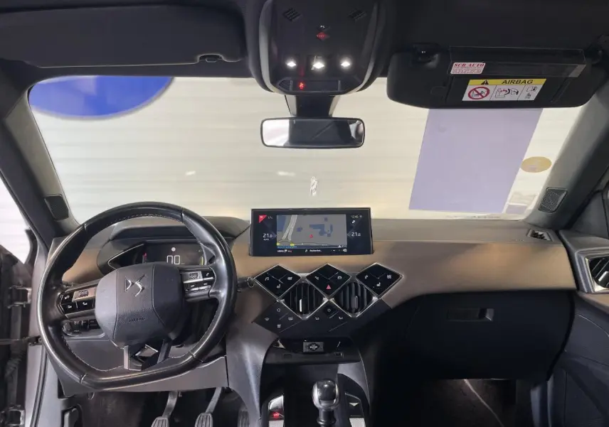 Vue frontale de l'habitacle du DS3 Crossback 2020, tableau de bord noir avec écran tactile et volant cuir.