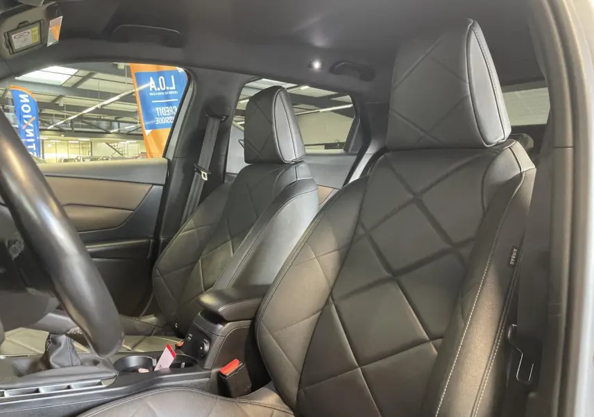 Vue intérieure côté conducteur du DS3 Crossback 2020 avec sièges cuir noirs à surpiqûres losanges et pavillon foncé.