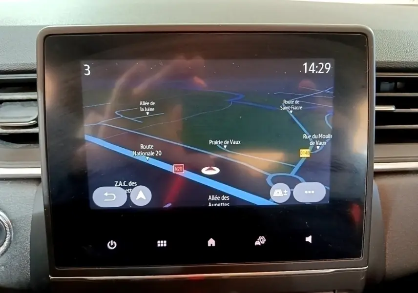 Écran tactile central du tableau de bord du Renault Captur noir, affichant la navigation en 3D à 14h29.