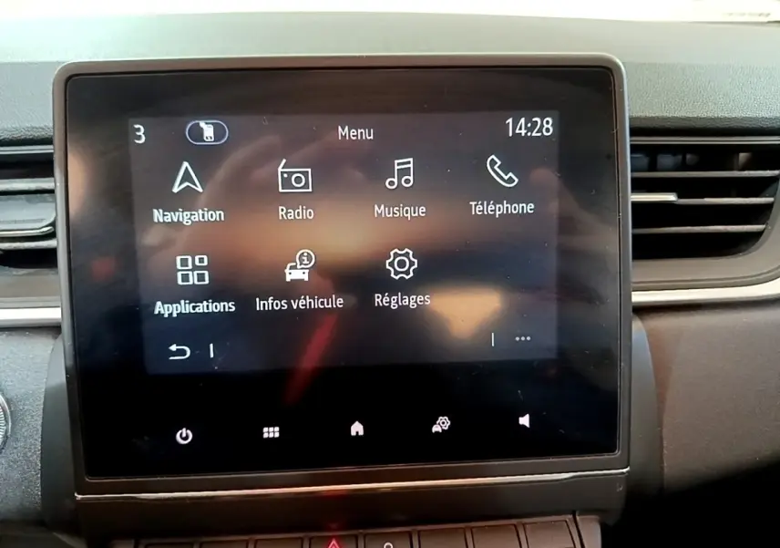 Écran tactile central du tableau de bord du Renault Captur Business noir, affichant le menu principal multimédia.