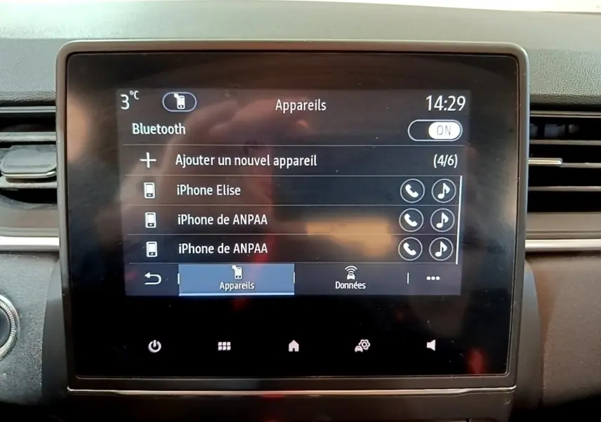 Écran tactile central du tableau de bord du Renault Captur Business noir, affichant la connexion Bluetooth et les appareils appairés.