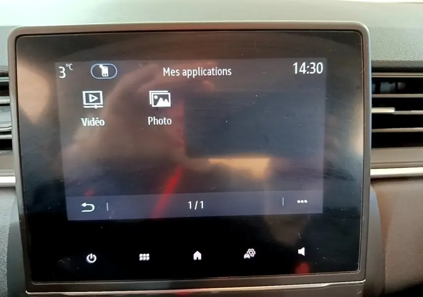Écran tactile central du tableau de bord du Renault Captur Business 2021 affichant les applications vidéo et photo.