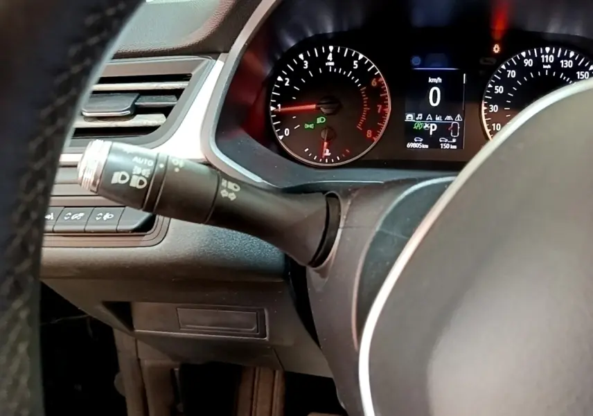 Vue rapprochée du combiné d'instruments et du volant noir du Renault Captur Business TCe 140 EDC FAP 2021.