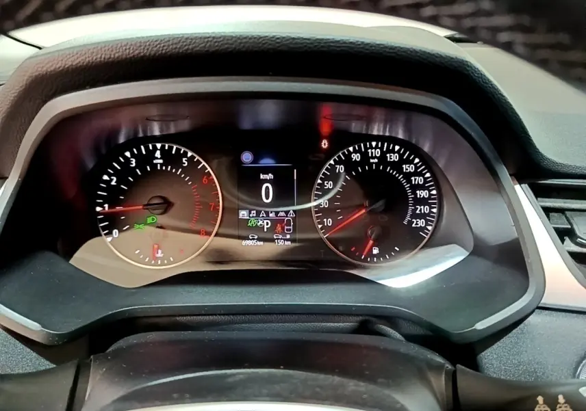 Vue rapprochée du combiné d'instruments du Renault Captur Business TCe 140 EDC 2021, affichage numérique et compte-tours.