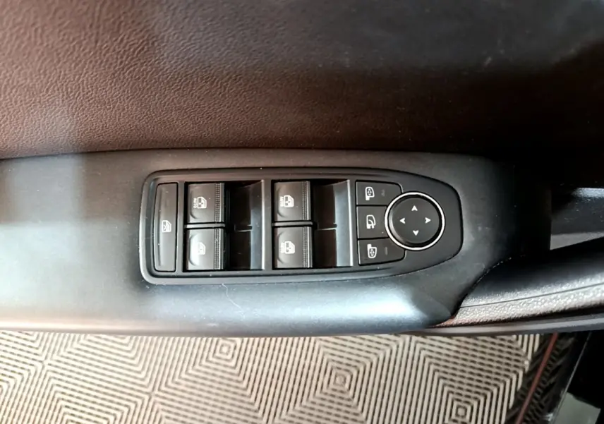 Commande des vitres électriques et réglage des rétroviseurs côté conducteur dans une Renault Captur Business noir 2021.