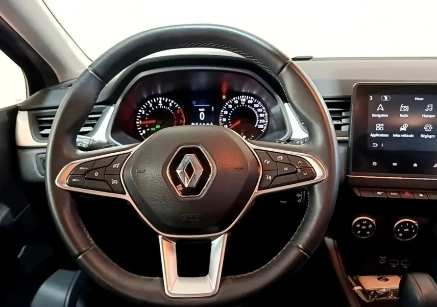 Vue rapprochée du volant multifonctions noir et du tableau de bord digital du Renault Captur Business 2021.