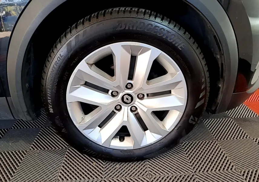 Vue rapprochée de la roue arrière droite d'un Renault Captur Business noir 2021, avec passage de roue noir mat.