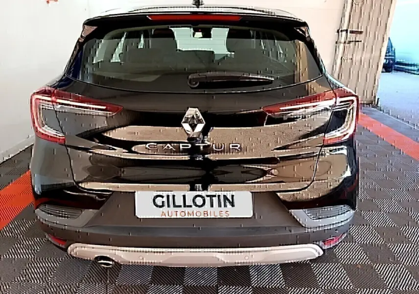 Vue arrière d'un Renault Captur Business noir 2021 avec feux LED et logo central bien visibles.