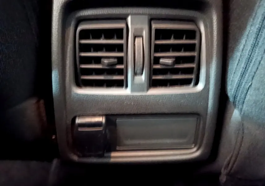 Détail des aérateurs arrière et prise 12V noirs du Renault Captur Business TCe 140 EDC FAP 2021.