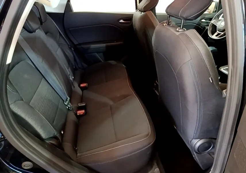 Vue intérieure arrière côté gauche du Renault Captur Business noir, montrant la banquette et les sièges avant.