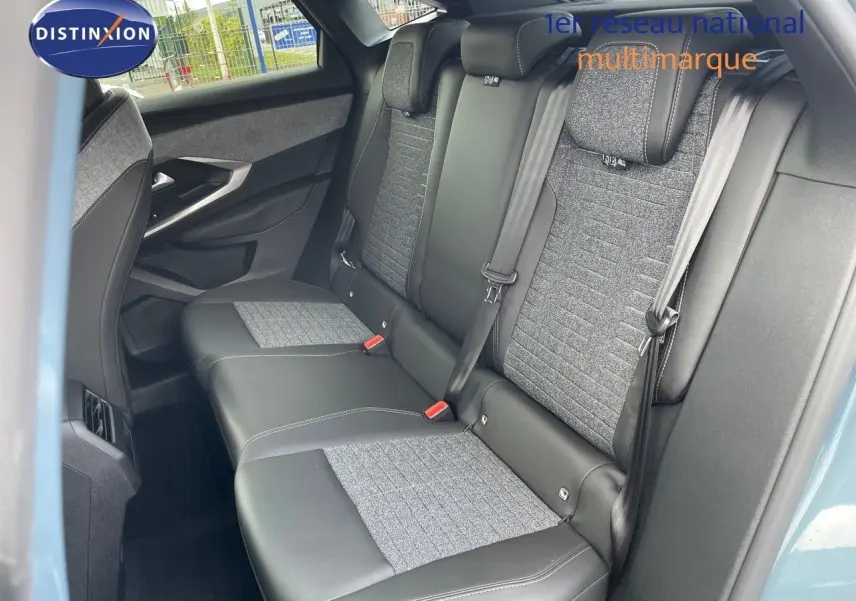 Vue côté gauche de la banquette arrière en cuir noir et tissu gris du Peugeot 3008 Hybrid 2025 bleu Ingaro Metal.
