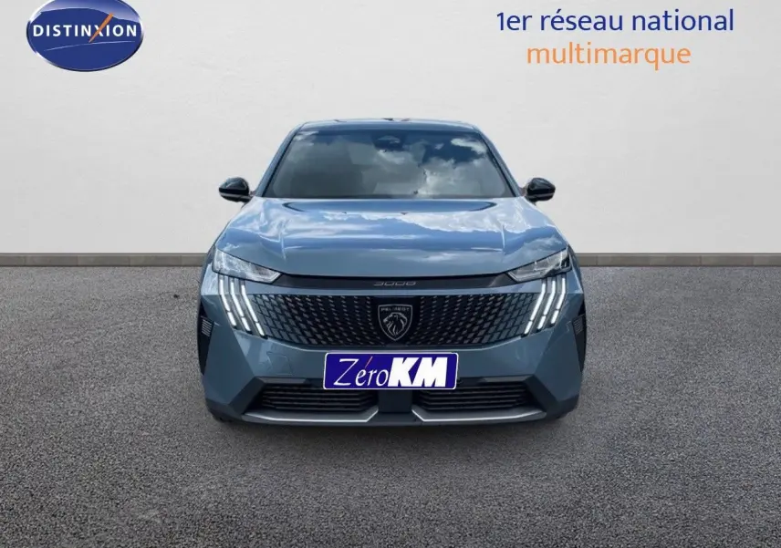 Peugeot 3008 Hybrid 136ch Allure bleu Ingaro Metal vue de face avec calandre distinctive et feux LED en griffes.