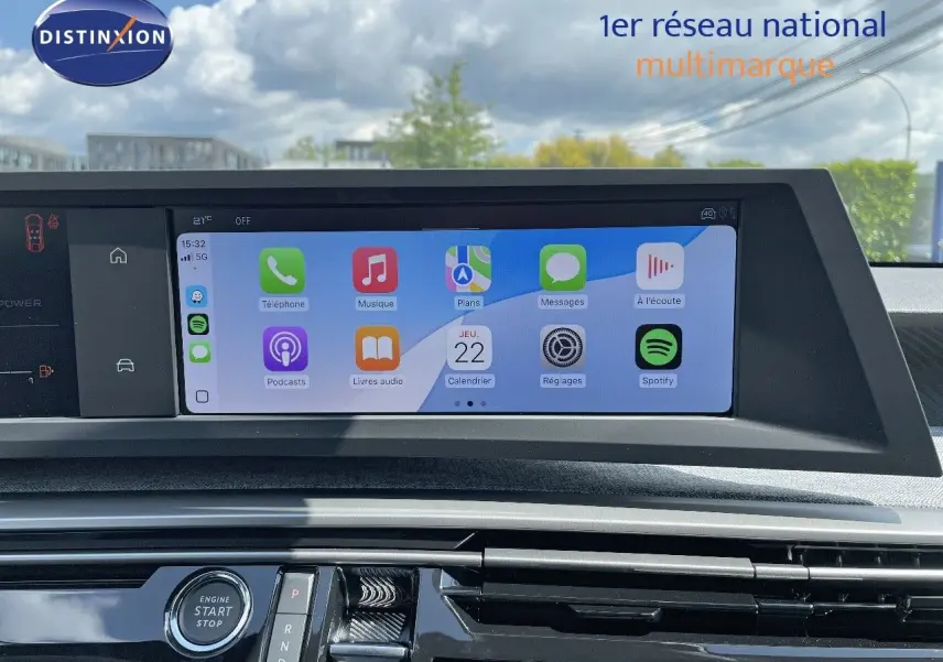 Vue rapprochée du tableau de bord du Peugeot 3008 Hybrid 2025 avec écran tactile et bouton start/stop.